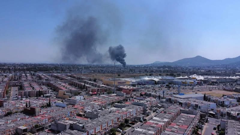 Arde predio con desechos industriales en Ecatepec