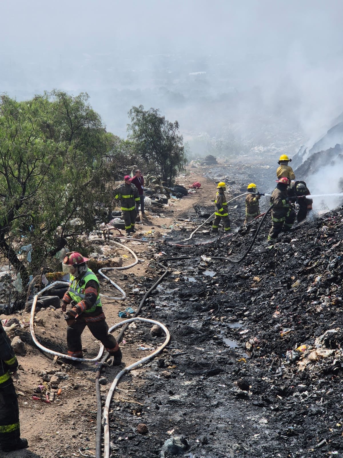 Bomberos combaten incendio en tiradero de Chiconautla