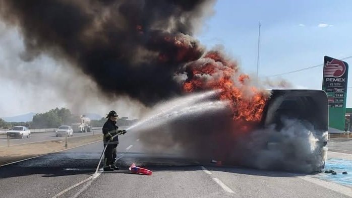 Incendio consume autobús de pasajeros en la México-Tulancingo