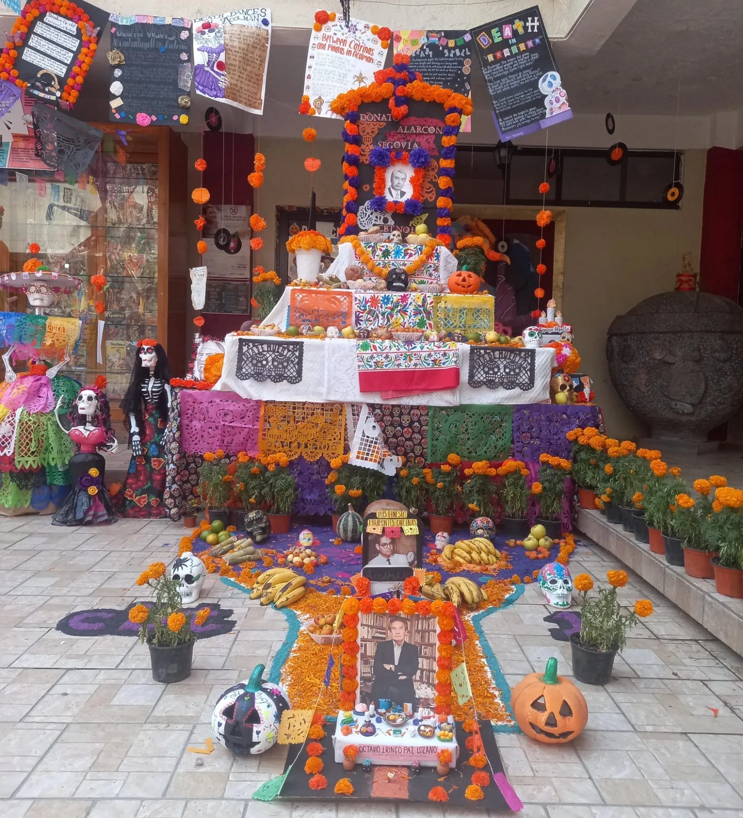 Acolman celebra la vida y la muerte con coloridas ofrendas en edificios públicos