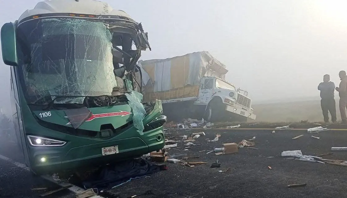 Neblina causa choque masivo y deja tres muertos