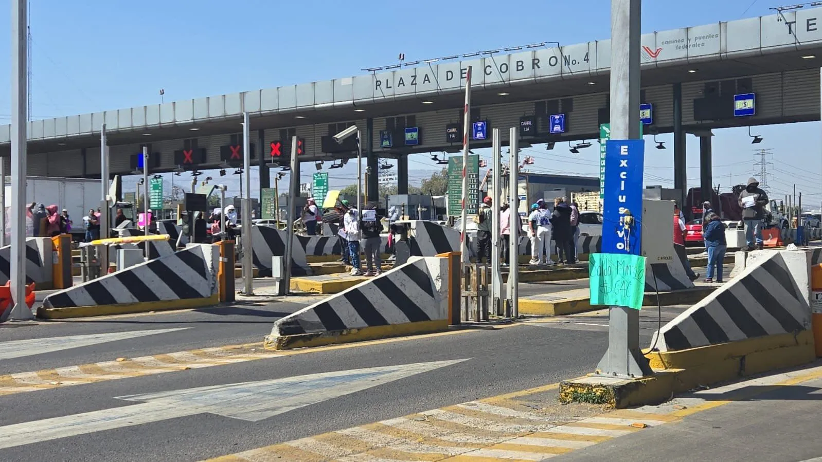 Exigen resultados por Brenda Aguilar; protesta colapsa caseta de Tepotzotlán