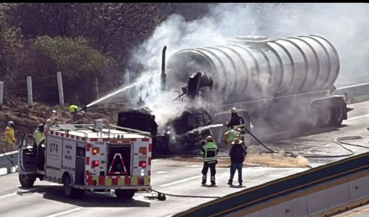 Arde pipa con turbosina en la México-Puebla; cierran tramo en Ixtapaluca