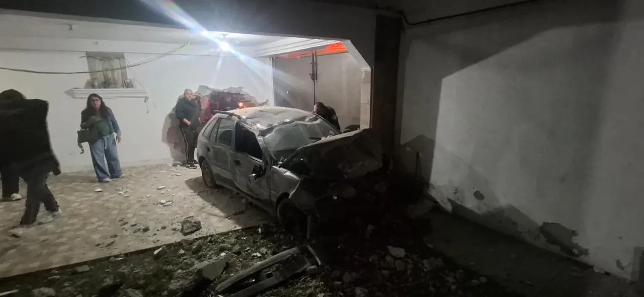 Joven pierde el control y se estrella contra vivienda en Tecámac