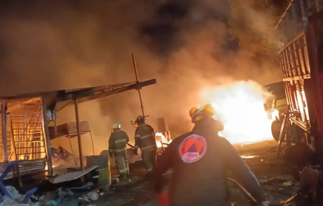 Incendio en recicladora irregular moviliza a bomberos en Ecatepec