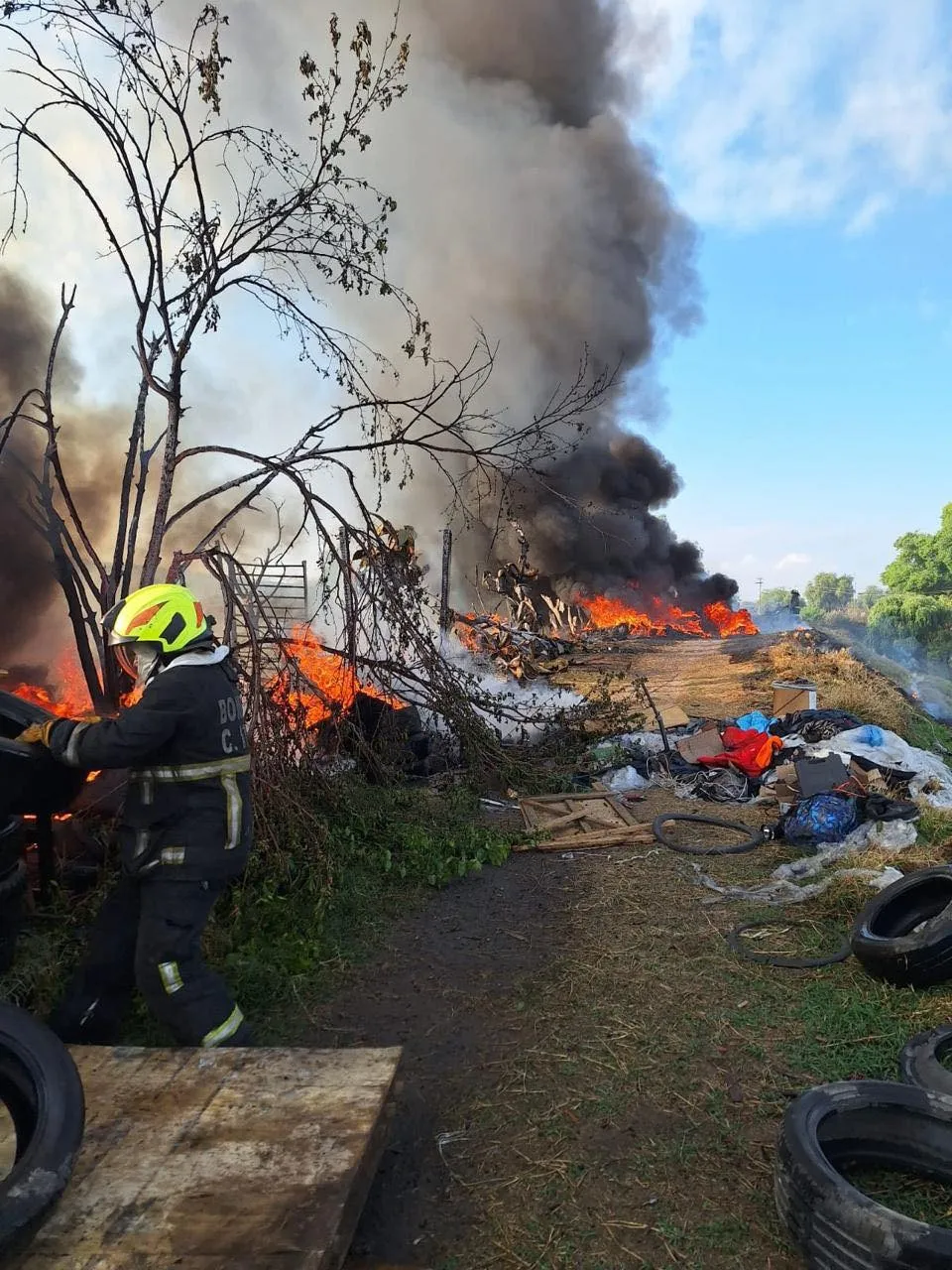 Incendio consume depósito de tarimas en Cuautitlán