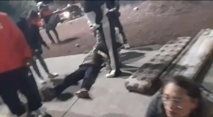 Combi se vuelca en la México-Pachuca; automovilistas auxilian a pasajeros