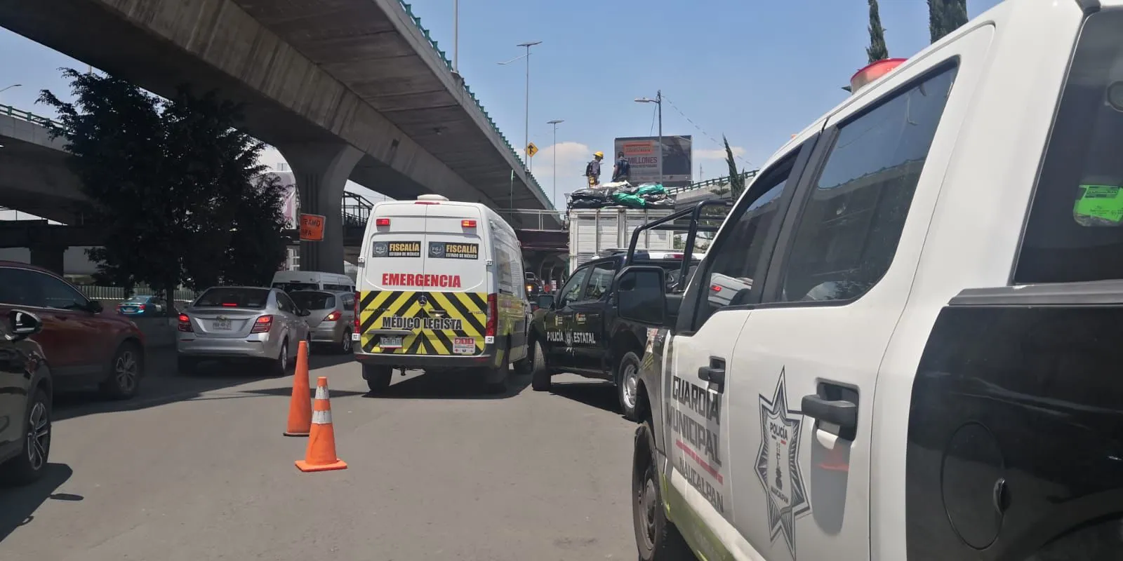 Mueren dos recolectores tras impacto contra puente en Naucalpan