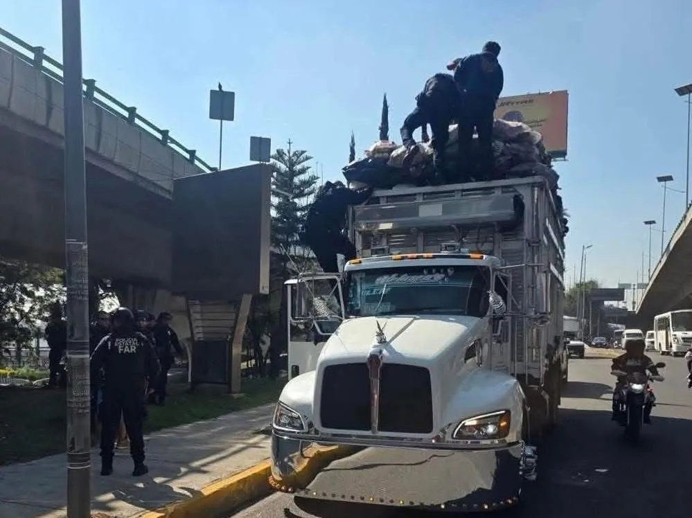 Mueren dos recolectores tras impacto contra puente en Naucalpan