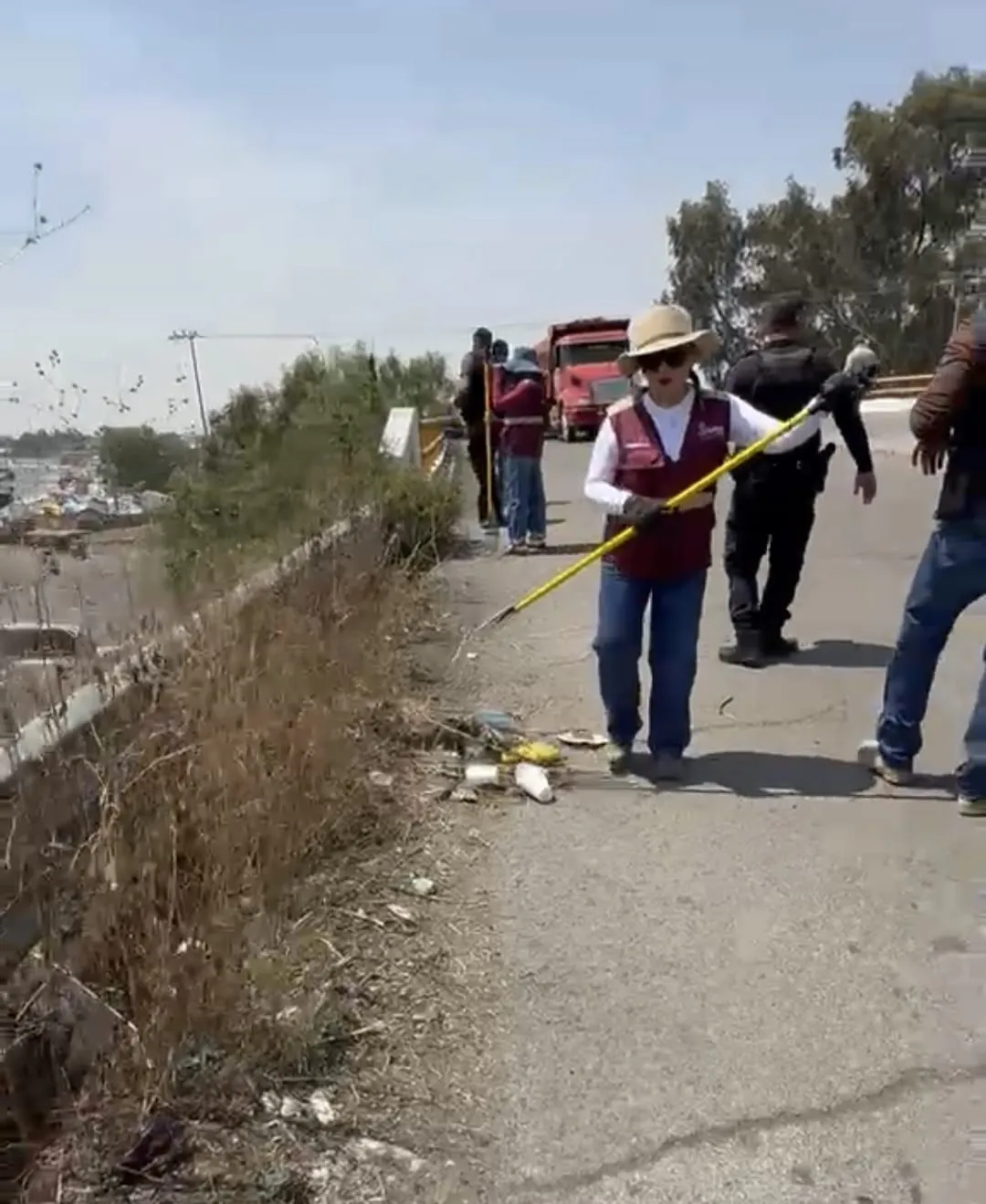 Alcaldesa de Acolman encabeza limpieza en acceso clave de Tepexpan
